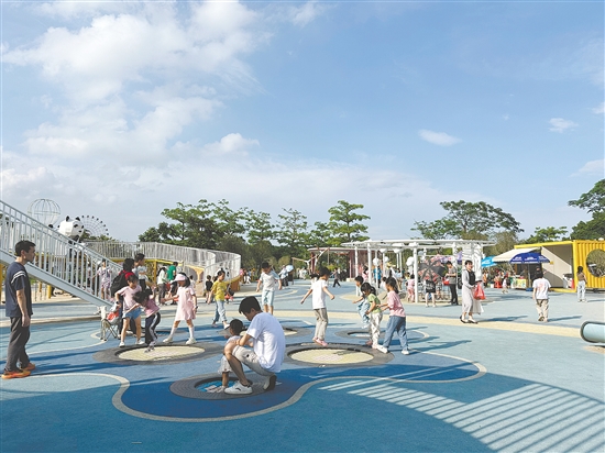 新會兒童公園成為熱門親子游目的地。