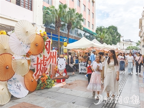 岡州墟非遺市集精彩不斷，現(xiàn)場(chǎng)人潮涌動(dòng)。