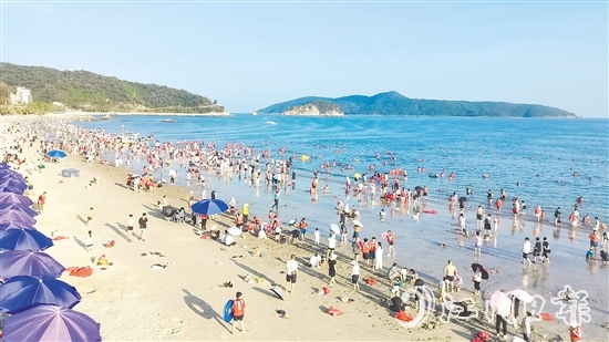 依托得天獨厚的自然稟賦與持續(xù)升級的文旅供給，今年“五一”假期，臺山濱海景區(qū)人氣爆棚。