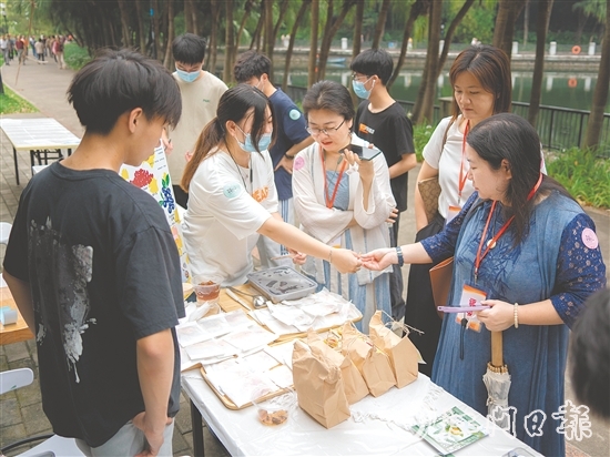 創(chuàng)意十足的糕點吸引不少市民前來品嘗和購買。