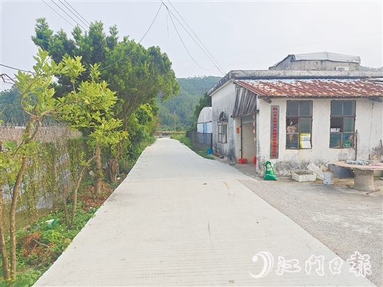 李偉業(yè)的養(yǎng)殖基地門前的村道得到升級(jí)改造，解決了困擾他許久的交通問題。