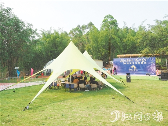 游客在雅瑤鎮(zhèn)陳山村御龍星空民宿營地享受假期。