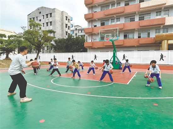鶴山一中附屬小學(xué)將籃球運(yùn)動(dòng)納入體育常規(guī)課程，每周開設(shè)一節(jié)籃球普及課，培養(yǎng)學(xué)生對籃球運(yùn)動(dòng)的興趣。
