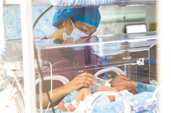 這是一雙小心翼翼的手。在江門市婦幼保健院新生兒科，護士李麗婷化身臨時“奶媽”，手持奶瓶給早產(chǎn)兒喂奶。她時而調(diào)整奶瓶角度，時而放緩速度，用耐心與愛心為小生命構(gòu)筑溫暖港灣，陪伴他們跨越成長路上最初的難關(guān)。