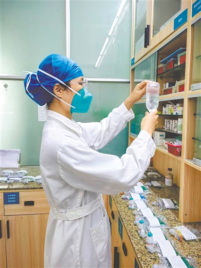 這是一雙嚴謹可靠的手。輸液前核對和檢查藥物的步驟是護理操作中的關(guān)鍵環(huán)節(jié)，要遵循“三查七對”原則。此時，江門市結(jié)核病防治所住院部護士黃惠敏正在認真核對患者的輸液藥物，確保用藥安全。