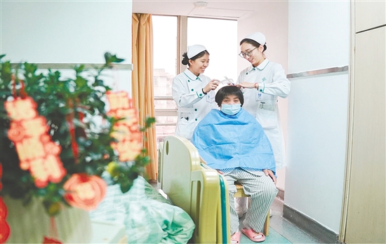 這是一雙靈巧的手。“視病人如親人”，江門市人民醫(yī)院全科醫(yī)學(xué)科護士化身理發(fā)師，手持剪刀與梳子，為留院過年患者修剪頭發(fā)。一雙巧手，一把剪刀，一把梳子，動作嫻熟而輕柔，不僅打理出利落的發(fā)型，也帶來了溫暖的年味。