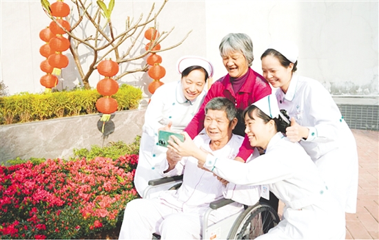 這是一雙溫暖相伴的手。“為您的開心而開心”，江門市人民醫(yī)院泌尿外科護理團隊與即將康復(fù)出院的患者及家屬定格美好瞬間?？扉T按下的瞬間，醫(yī)患笑容燦爛如新春暖陽，也留存了一段溫暖的珍貴記憶。（何潔蘭