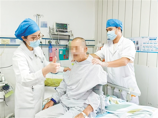 江門市中心醫(yī)院護(hù)理團(tuán)隊為患者進(jìn)行肺康復(fù)鍛煉。