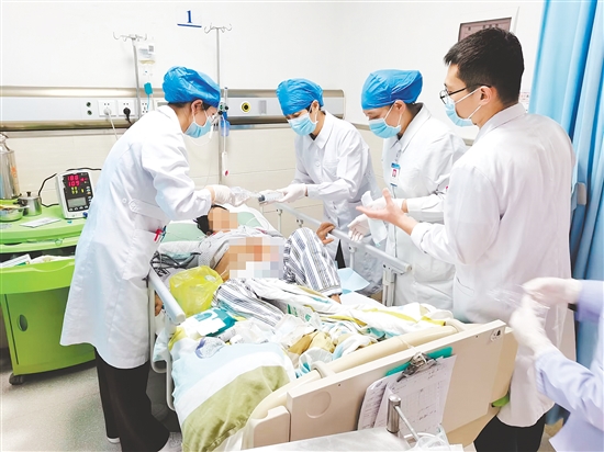 江門市中心醫(yī)院護(hù)理團(tuán)隊為患者進(jìn)行傷口負(fù)壓治療。