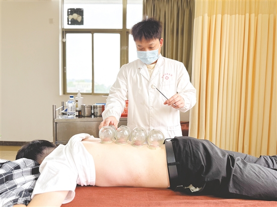 中醫(yī)館吸引著眾多患者慕名而來。