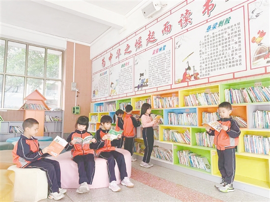 走進(jìn)恩平市成德小學(xué)的德雅書苑，琳瑯滿目的書籍令人應(yīng)接不暇。