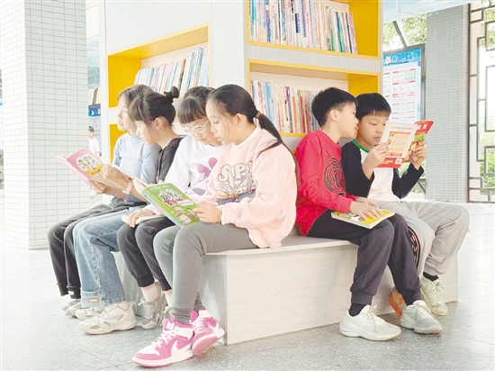 如今，恩平各校力爭讓學(xué)生們可隨時暢游書海。