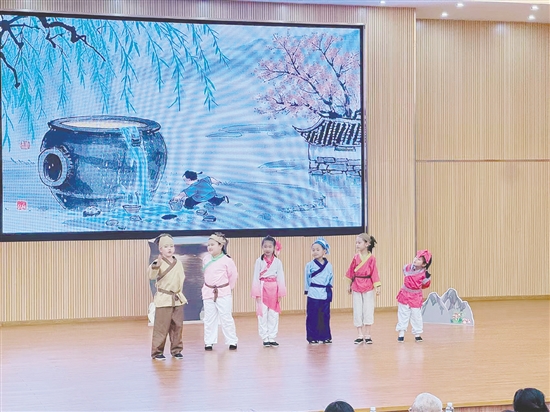 在恩平市成德小學(xué)的讀書節(jié)活動中，學(xué)生帶來課本劇表演。