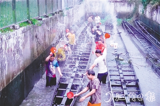 在水口鎮(zhèn)龍東村委會欖沖村，村民們合力將深埋河底的龍舟“喚醒”，為即將到來的端午龍舟賽事做準(zhǔn)備。