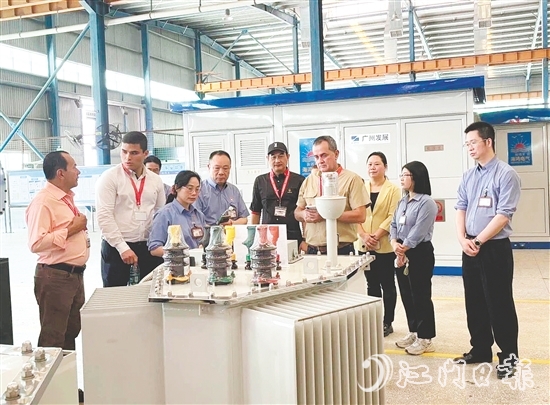 哥斯達黎加考察團走進海鴻電氣，深入了解企業(yè)的生產(chǎn)工序。