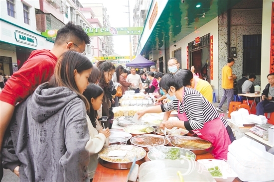 月山“三點(diǎn)三”小吃街內(nèi)人流如織，熱鬧非凡。