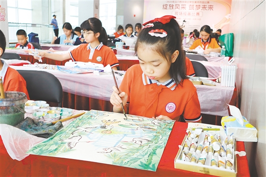 選手們現(xiàn)場角逐繪畫與書法類作品一等獎。