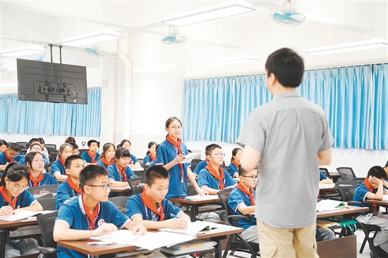 課堂上，學生回答老師的提問。