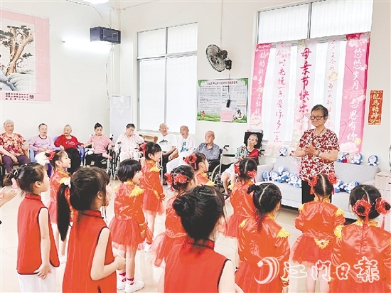 孩子為老人獻(xiàn)上精彩的表演。