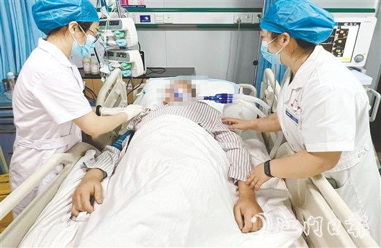 臺山市人民醫(yī)院呼吸與危重癥醫(yī)學(xué)科護理團隊在生死競速中展現(xiàn)“呼吸衛(wèi)士”的使命擔(dān)當。