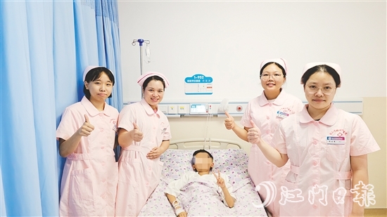 臺山市婦幼保健院綜合科護理團隊為兒童患者加油打氣。