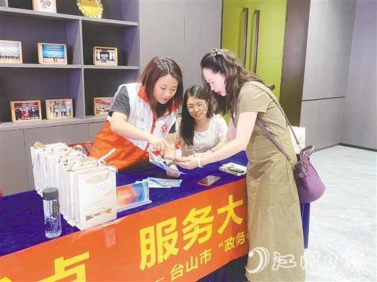 連日來，臺山市多部門聯合行動，通過線上線下相結合的方式全方位宣傳“臺山僑事通”微信小程序。