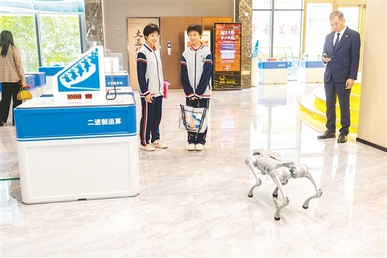 展覽涵蓋人工智能、芯片技術、生命科學等領域，展出40余件科技展品。