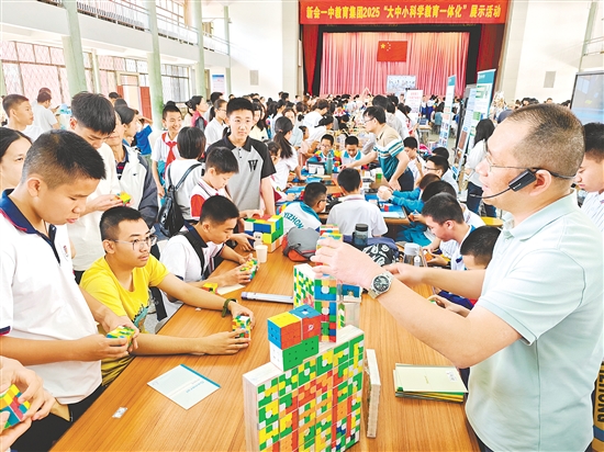 活動讓廣大師生近距離感受到科技創(chuàng)新的力量。