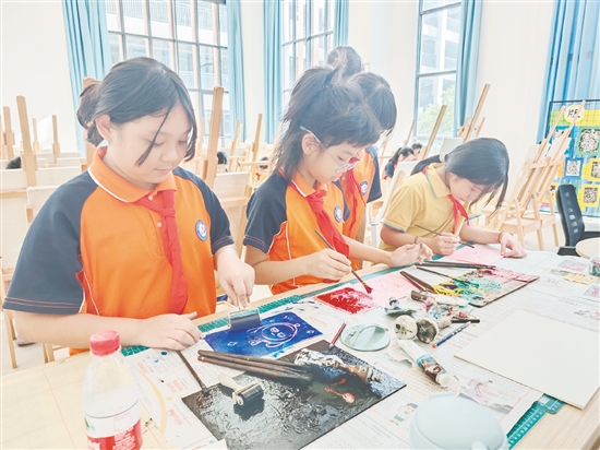 在鶴山工業(yè)城第一小學吹塑紙版畫社團的課堂上，學生發(fā)揮想象力和創(chuàng)造力，創(chuàng)作自己喜愛的作品。