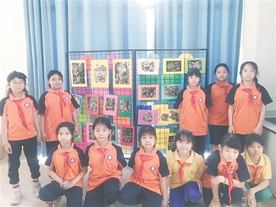 鶴山工業(yè)城第一小學為喜歡吹塑紙版畫藝術的學生搭建展示平臺。