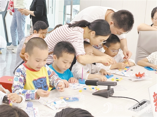 孩子們?cè)谶M(jìn)行風(fēng)力風(fēng)向標(biāo)科學(xué)實(shí)驗(yàn)。