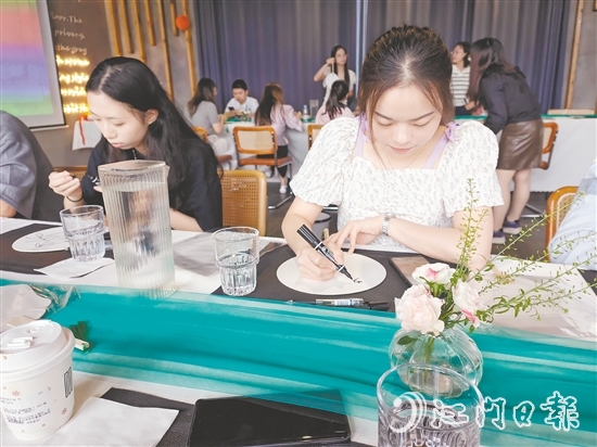 農(nóng)業(yè)銀行江門分行組織青年員工制作漆扇。
