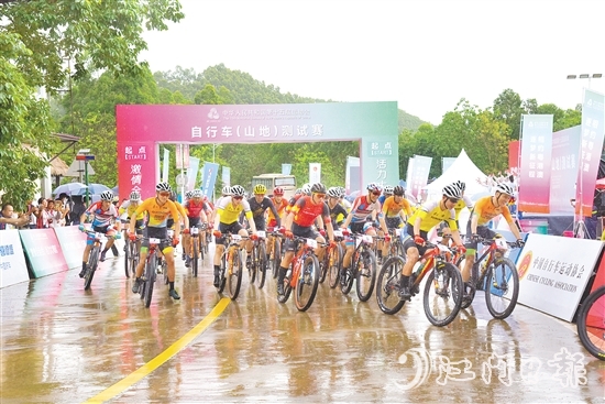 第十五屆全國運(yùn)動(dòng)會(huì)自行車（山地）測試賽鳴槍開賽，選手們展開激烈比拼。