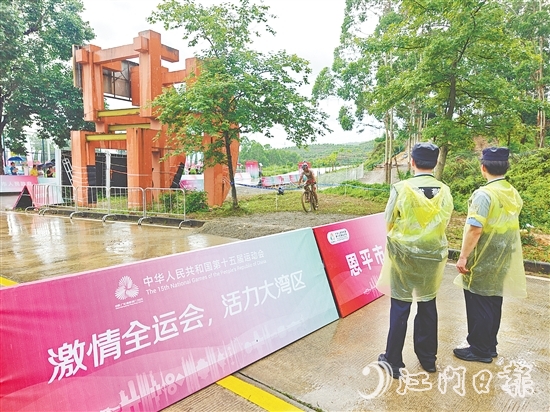 警察現(xiàn)場維持賽場秩序，保證比賽順利進(jìn)行。