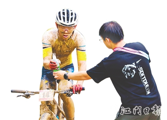 參賽選手在比賽中途補(bǔ)充水分。