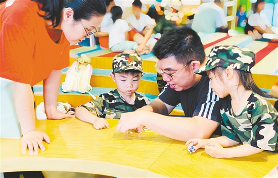 活動中，親子共同拼接軍事武器小拼圖。
