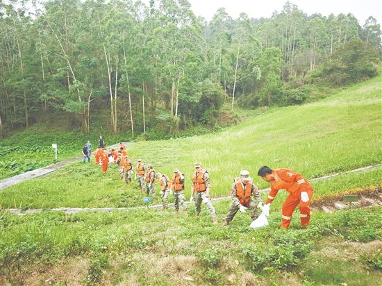 鶴山民兵進(jìn)行山洪災(zāi)害應(yīng)急救援演練。