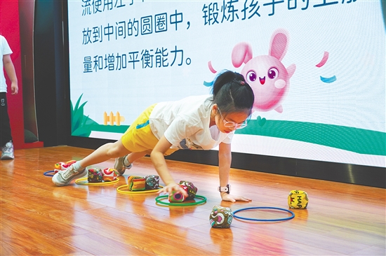 學(xué)生在體驗(yàn)趣味體態(tài)訓(xùn)練。