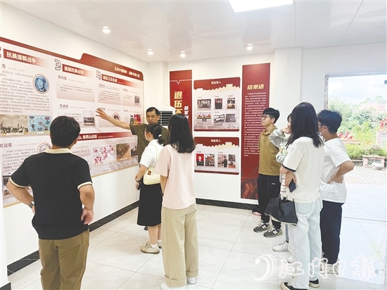 青年了解當(dāng)年知青到下麗村與村民同吃同住同勞動(dòng)的歲月。
