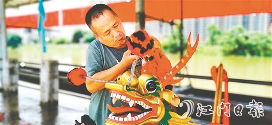 杜澄龍舟活動(dòng)完整保留著農(nóng)歷四月初八“轉(zhuǎn)龍頭”、五月初一“旺龍日”等古禮。圖為村民在“旺龍日”前整理龍頭龍棗。