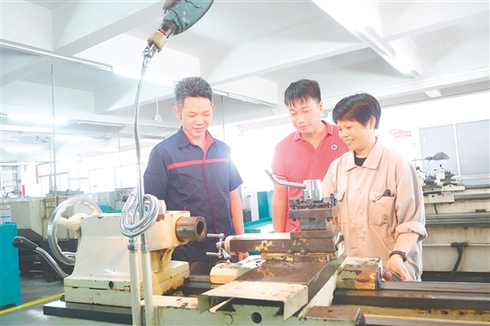 陳建歡（右一）和她教過的學生交流技術經(jīng)驗。