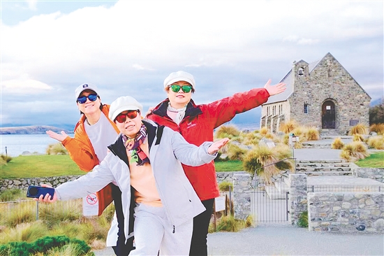 圖為江門市民在新西蘭旅游時的照片。旅行社供圖