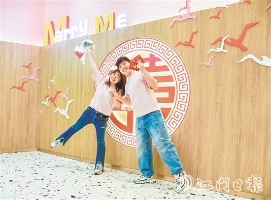 江海區(qū)婚姻登記處布置了溫馨浪漫的氛圍，吸引新人打卡留念。劉瓊