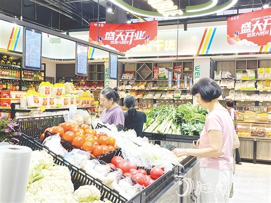 菜市場變身生鮮超市，吸引周邊居民前來選購。