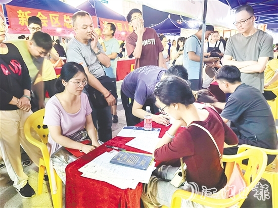 招聘會(huì)現(xiàn)場，求職者與企業(yè)精準(zhǔn)對(duì)接。