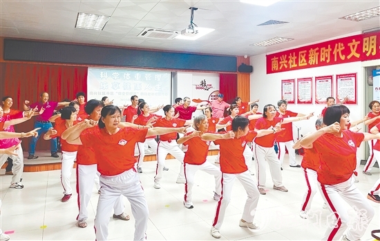 南興社區(qū)新時(shí)代文明實(shí)踐站將傳統(tǒng)中醫(yī)養(yǎng)生功法八段錦與體重管理目標(biāo)相結(jié)合，推出特色八段錦課程，廣受居民歡迎。