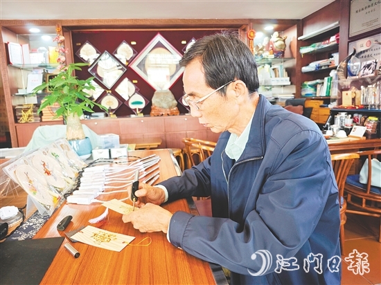 廖惠林使用電烙筆繪制葵藝書簽。