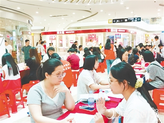 臺山市構(gòu)建“驛站+市場+企業(yè)”三位一體服務(wù)模式，通過定期舉辦專場招聘會、開發(fā)零工即時對接平臺、建立重點企業(yè)用工聯(lián)盟，實現(xiàn)就業(yè)服務(wù)24小時“不打烊”。