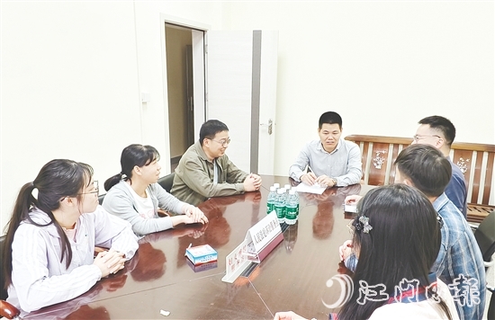 吳文彪（中）整合各方力量資源，努力化解矛盾糾紛。