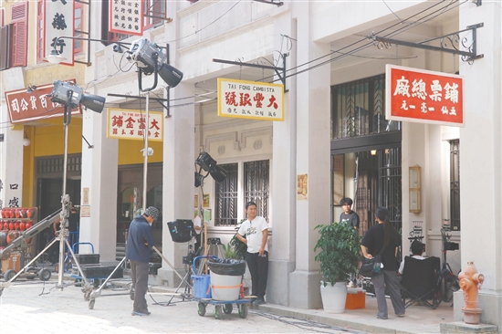 《風與潮》劇組正在赤坎華僑古鎮(zhèn)拍攝。